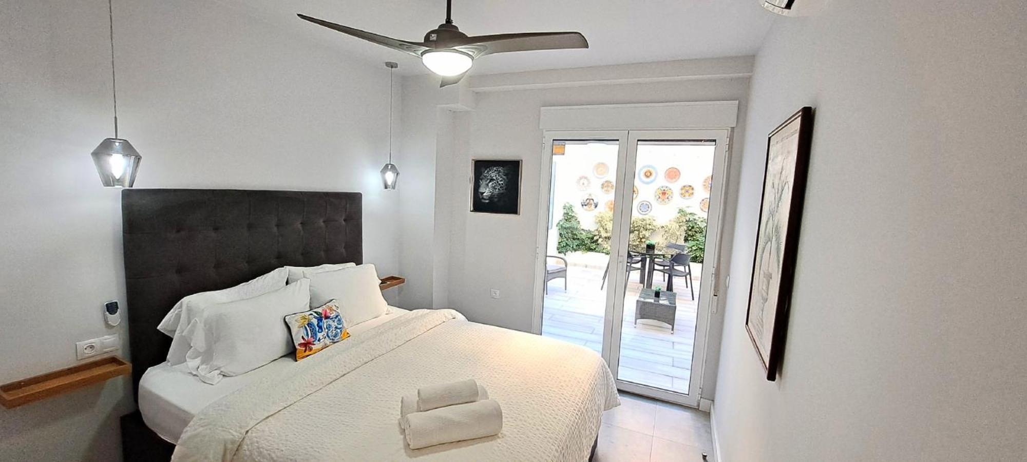 New! Renovated, Centrally Located, Private Entrance, Terrace Apartment Valencia Bagian luar foto